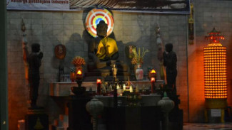 Indahnya Maha Wihara Majapahit Pada Malam Hari