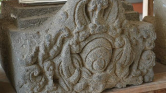 Relief Kala Mata Satu yang Unik di Museum Majapahit