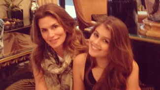 Rahasia Cindy Crawford Tetap Cantik di Usia Setengah Abad