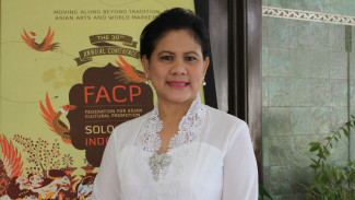 Saking Antusias, Iriana Terjungkal di Panggung Saat Salami Pendukung