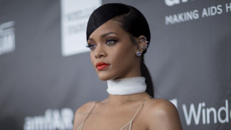 'Berbaring' dengan Trump dalam Video Kanye, Rihanna Murka