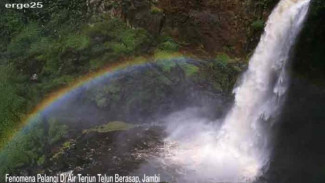 Fenomena Pelangi di Air Terjun Telun Berasap Jambi