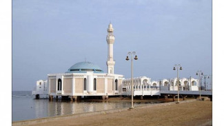 Keunikan Masjid di Atas Laut