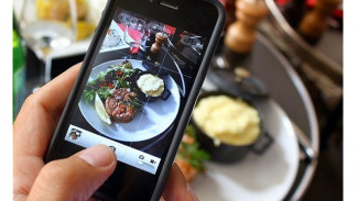 Suami Ceraikan Istri Gara-gara Sibuk Rekam Makanan di Resto