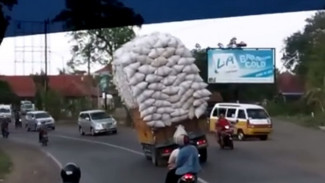 Melebihi Batas, Truk Ini Terguling