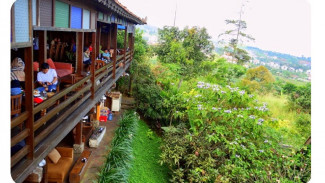 Makan Siang Nikmat di Lisung Dago Bandung