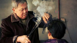 Cara Ekstrem Pangkas Rambut Pakai 'Jepit Perm' Panas