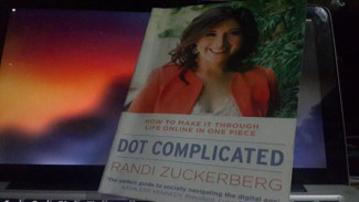 Ber-Socmed Ria ala Randi Zuckerberg