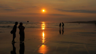Politisi PKS Lihat Banyak Kondom di Pantai, Bupati Merespons
