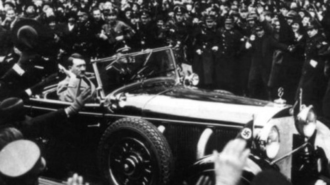 Kanselir Jerman, Adolf Hitler, yang juga pendiri Partai Nazi.