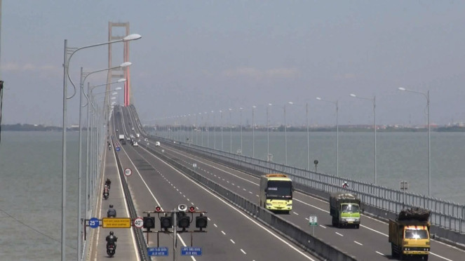 Jembatan tol Suramadu