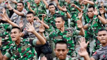 Personel TNI dan Polri saat senam bersama. 