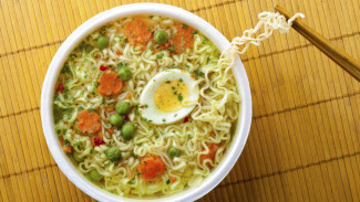 Makan Sahur dengan Mi Instan, Apakah Aman?