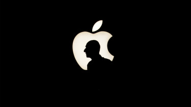 Logo Apple Inc. dan salah satu pendirinya, mendiang Steve Jobs. 