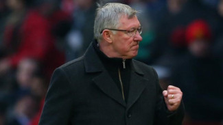 Derby Manchester: Kisah Sir Alex Ferguson, Amukan ke Van Nistelrooy Akibat Kaos Biru hingga Rekrut Pemain Eks ManCity