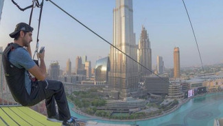Melihat Burj Khalifa Sambil Meluncur Via Flying Fox, Ekstrem