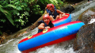 River Tubing Seru di Sungai Lampir