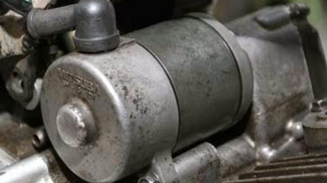 Starter sepeda motor.