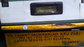 Satire Soal Ibu-ibu di Bus Kopaja