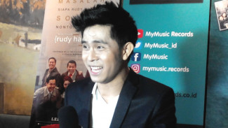 Perasaan Cakra Khan Bawakan Lagu Melly Goeslaw