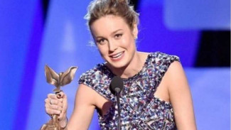 Kapten Marvel Brie Larson Nyanyikan Lagu "Slide Away" Miley Cyrus