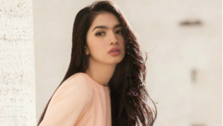 Liburan Bareng Pacar, Intip 5 Gaya Seksi Angel Karamoy