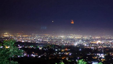 Bandung di malam hari.