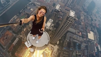 Aksi Selfie 'Gila' Gadis Cantik Asal Rusia
