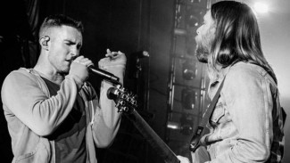 Jelang Persalinan Istri, Adam Levine Undur Jadwal Konser