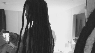 Gaya Rambut Gimbal Rihanna Curi Perhatian