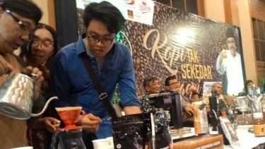 Meracik kopi 