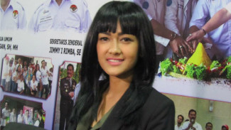 Tahun Baru, Julia Perez Sewa Organ Tunggal di Rumah