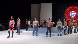VIDEO: Raffi Ahmad Pamer Jeans Maskulin di IFW 2017