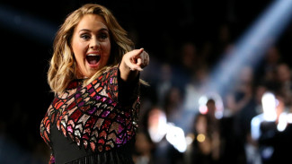Mengumpat di Panggung Grammy Awards 2017, Adele Minta Maaf