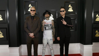 Musisi Blink-182 Compang-Camping di Grammy Awards