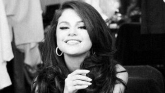 Kencan, Selena Gomez Pakai Jaket Rp600 Ribuan
