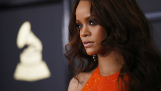 Rihanna Rilis Warna Lipstik Baru, Super Stylish