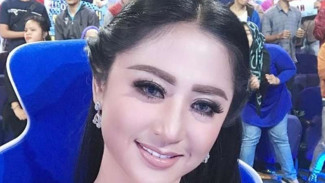 Dewi Perssik Hapus Foto Mesra Bareng Suami, Ada Apa?