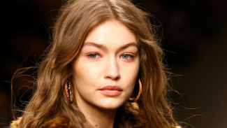 Gigi Hadid Memukau di NYFW Meski Hanya Pakai Satu Sepatu