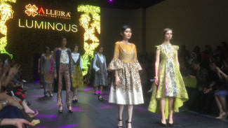 Sentuhan Batik Kontemporer Bergaya Gipsy Feminin