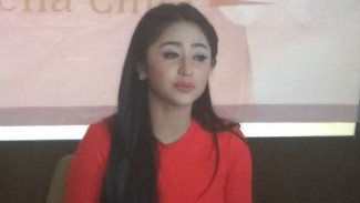 Dewi Perssik Komentari Insiden Baju Melorot Pamela