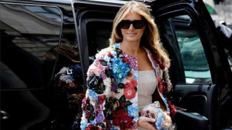 Melania Trump Dikritik, Pakai Jaket Seupah Buruh AS Setahun