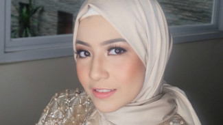 Tips Pilih Lipstik untuk Bibir Kering ala Natasha Rizky