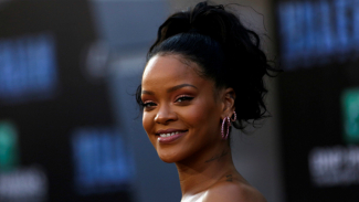 Rihanna Kini Berjualan Kaos Kaki