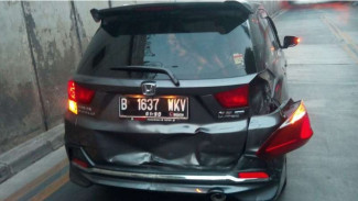 TransJakarta dan Dua Mobil Kecelakaan di Underpass Gandaria