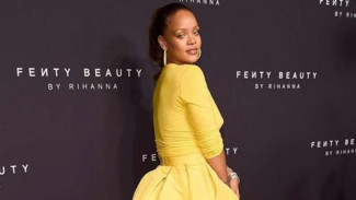 Rihanna Tampil Tanpa Bra di New York Fashion Week 2017