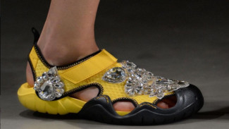Alas Kaki Paling Populer 2017, dari Crocs hingga Monk Strap