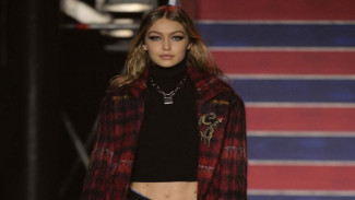 Gaya Hip Hop Gigi Bersaudara Tutup London Fashion Week