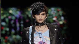 Usai NYFW, Putri Cindy Crawford Guncang Milan Fashion Week
