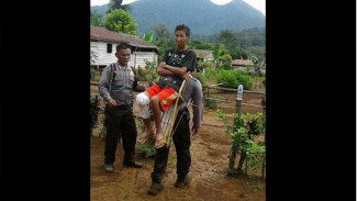 Aksi Polisi Turun Gunung Gendong Orang Sakit Bikin Haru